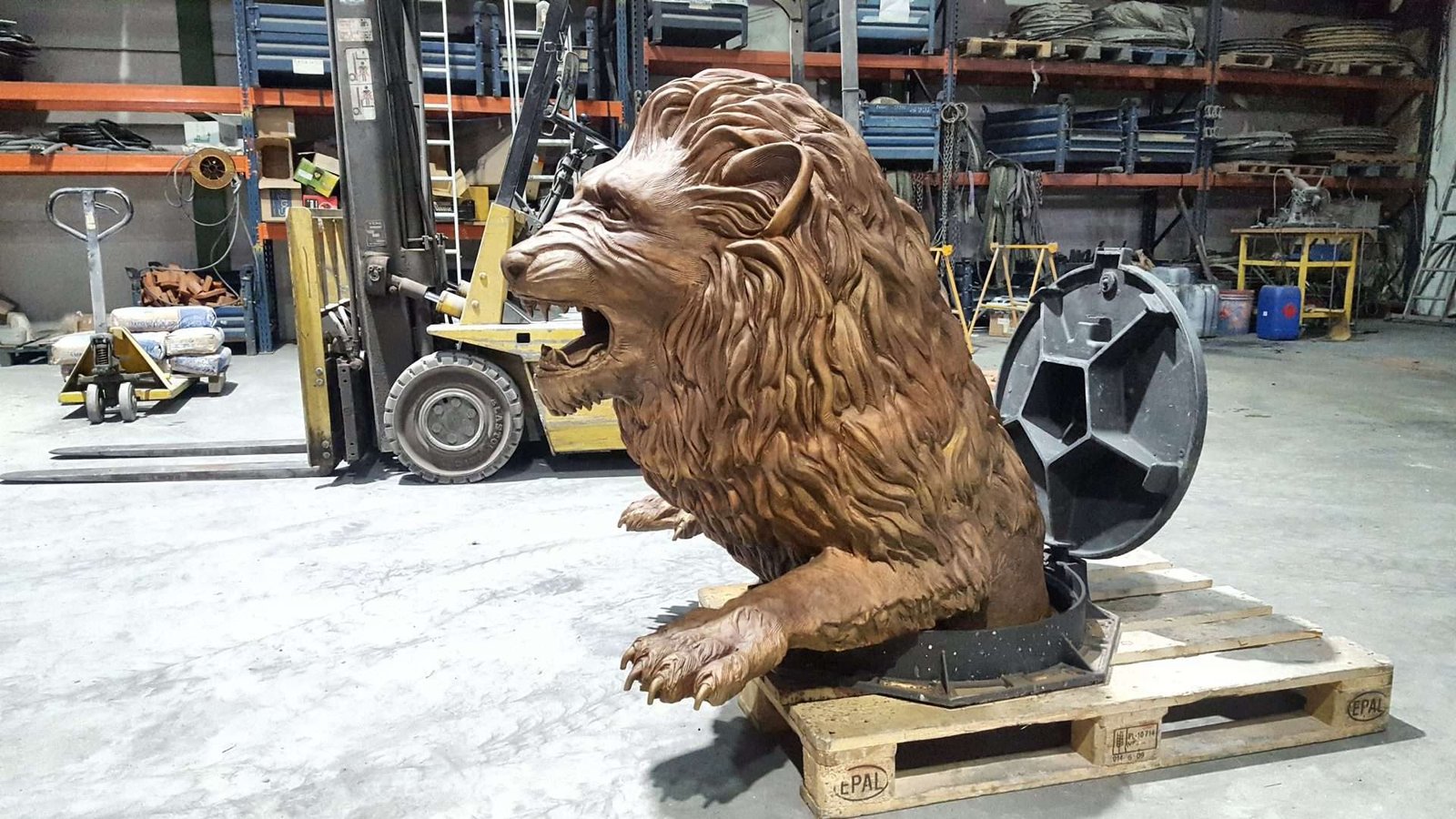 Escultura León de bronce en el estudio