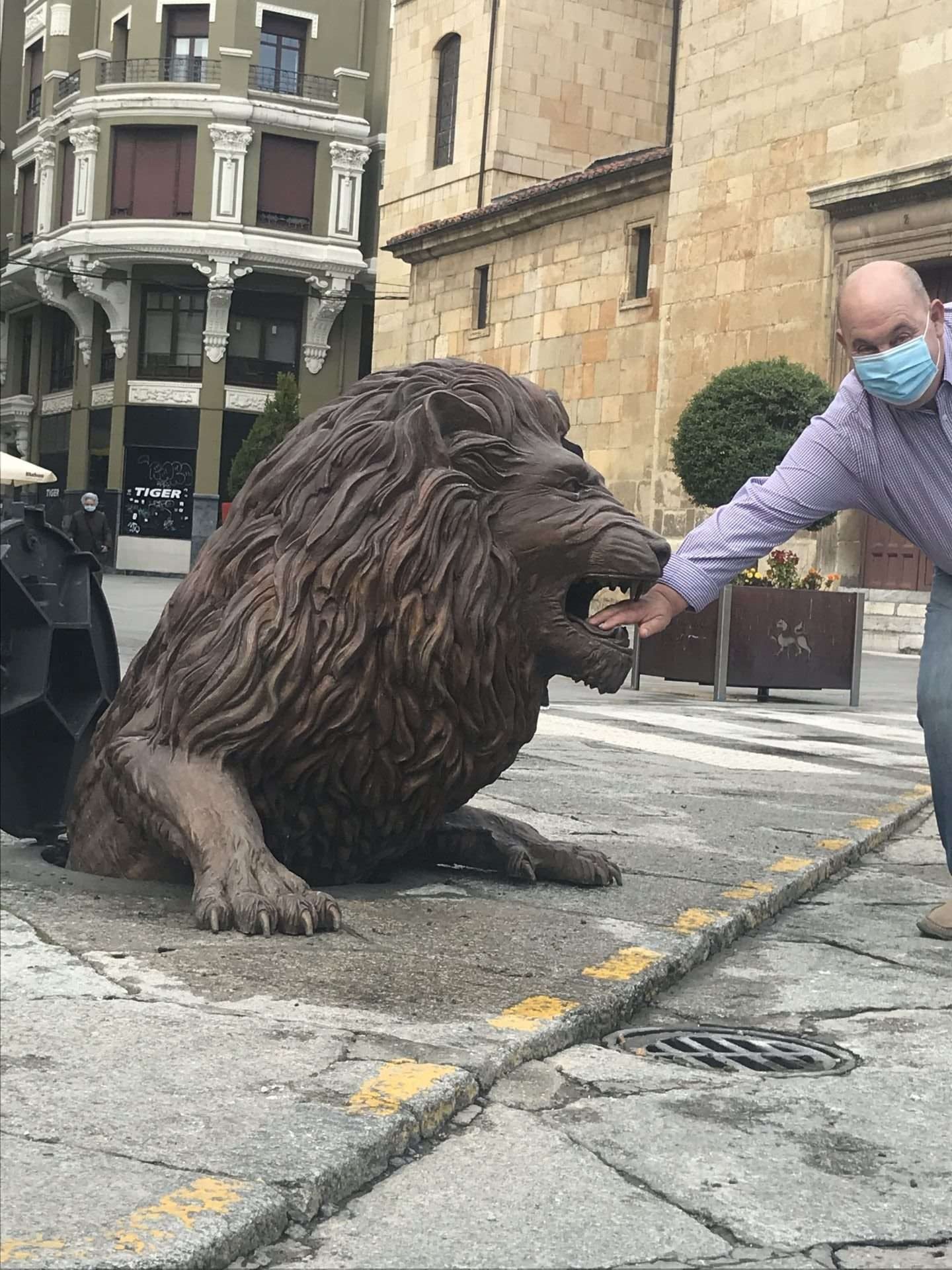 León de bronce en la ciudad de León