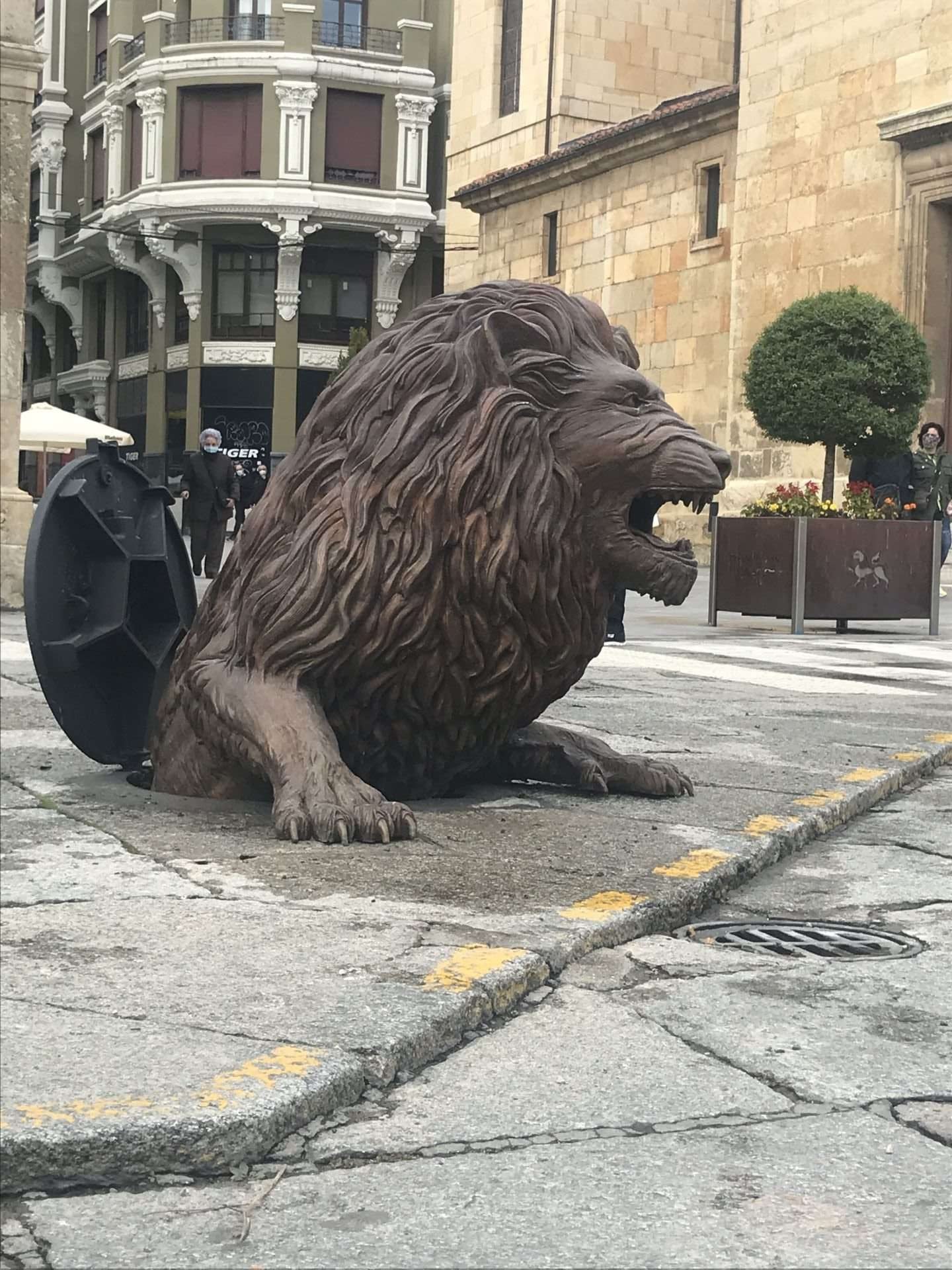 Escultura de un León de bronce