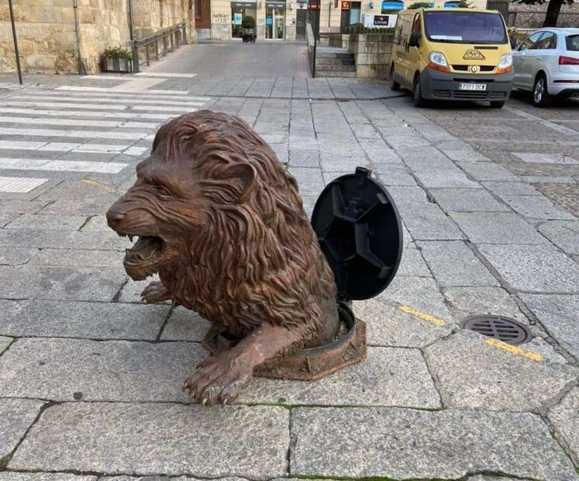 Vista de la escultura del León de bronce antes de su instalación