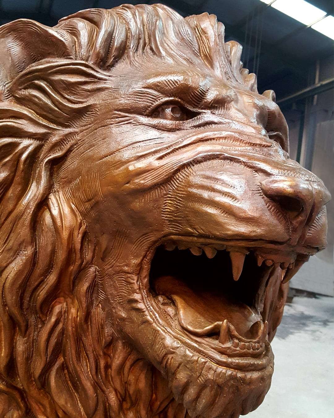 Detalle de escultura León de bronce