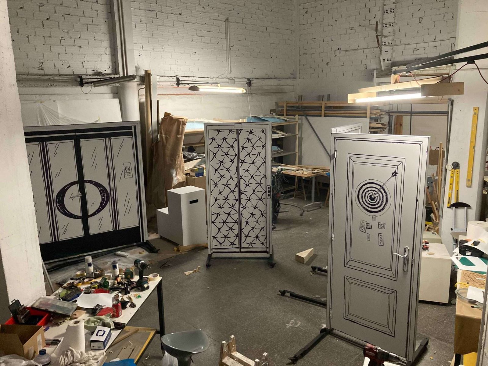 Diferentes puertas creadas para la escenografía de la obra "El gran Prieto"