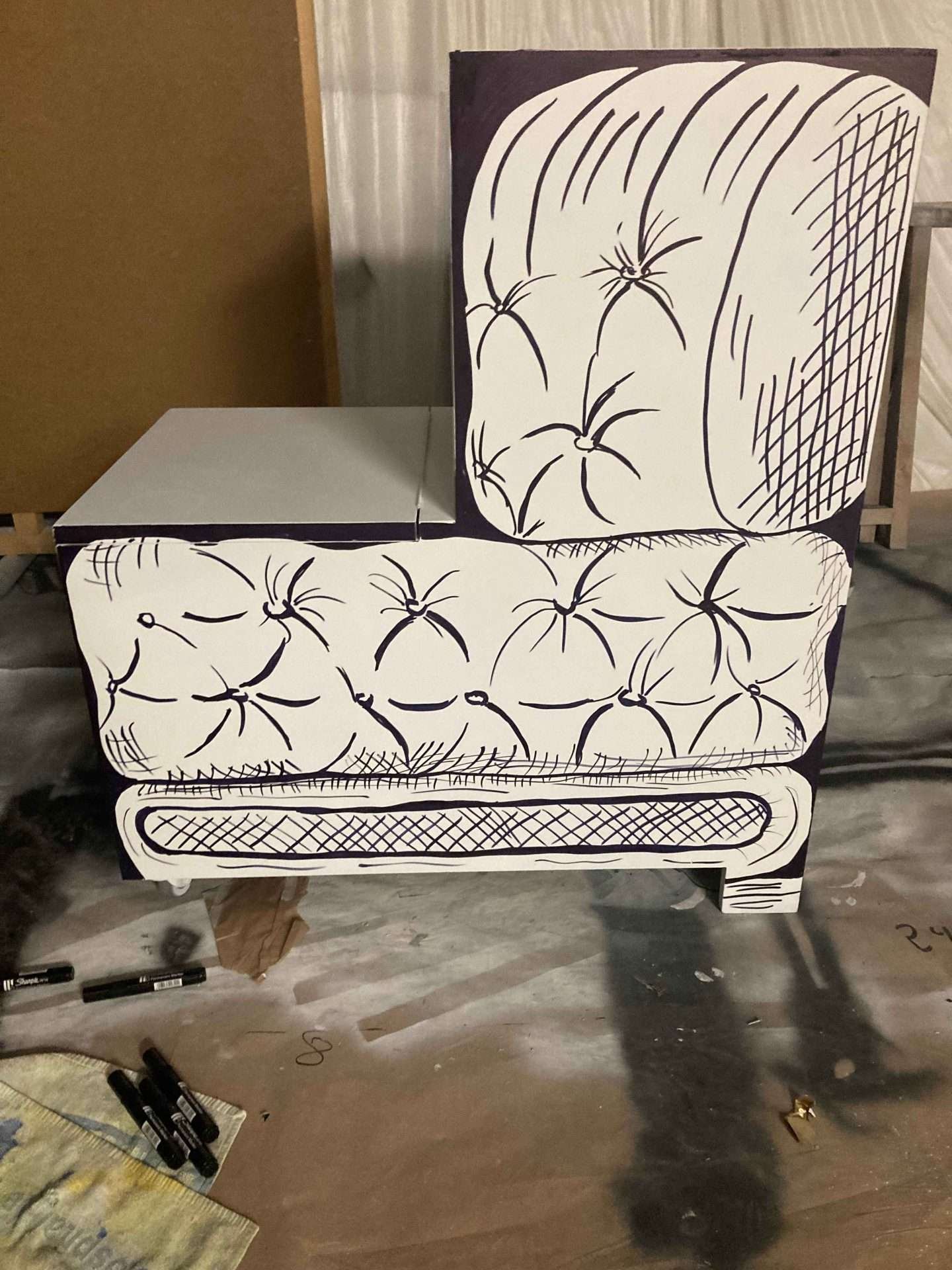 Sillón visto de perfil, detalle de la escenografía de la obra "El gran Prieto"