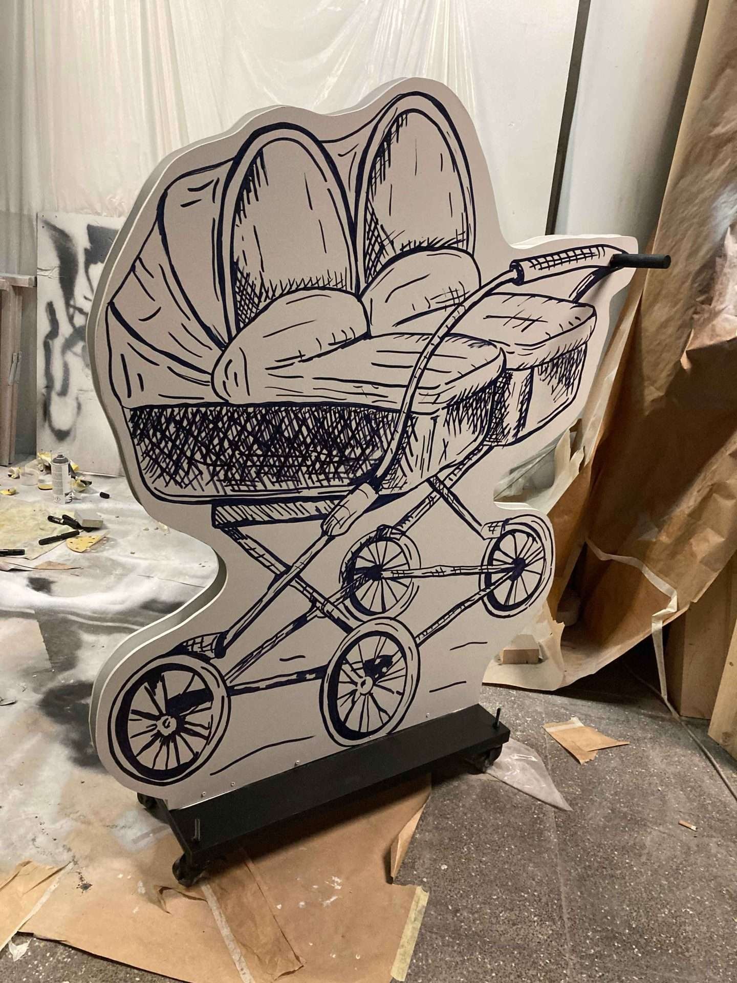 Carrito doble de bebé, detalle de la escenografía