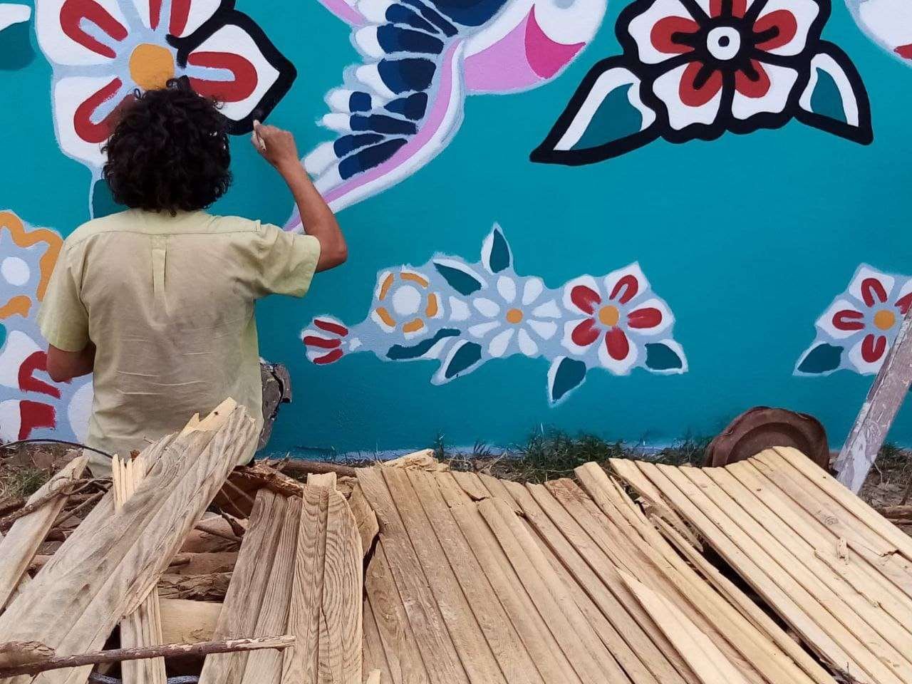 Dibujando y pintando el mural