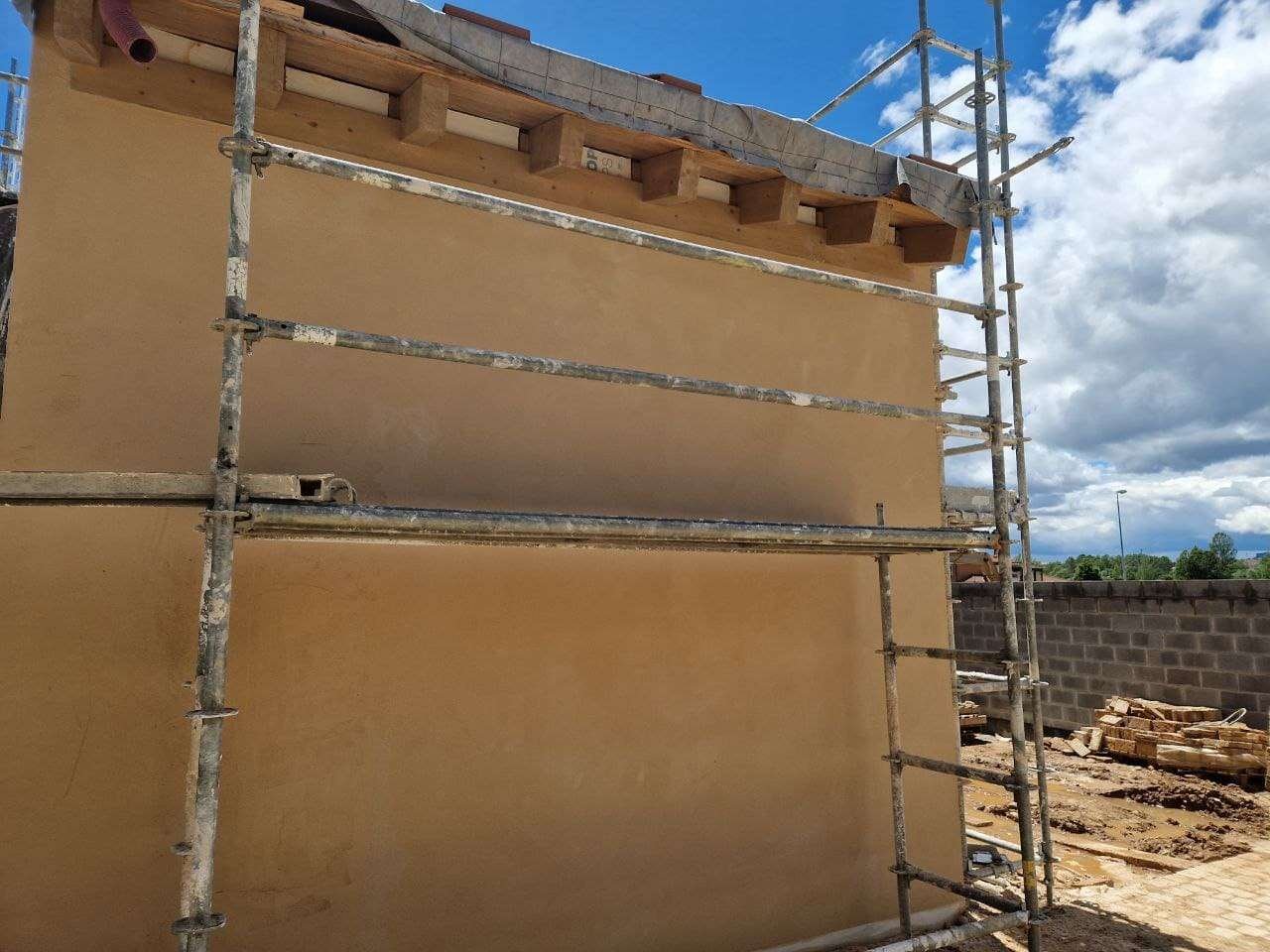 Preparación pared y andamiaje para pintar mural