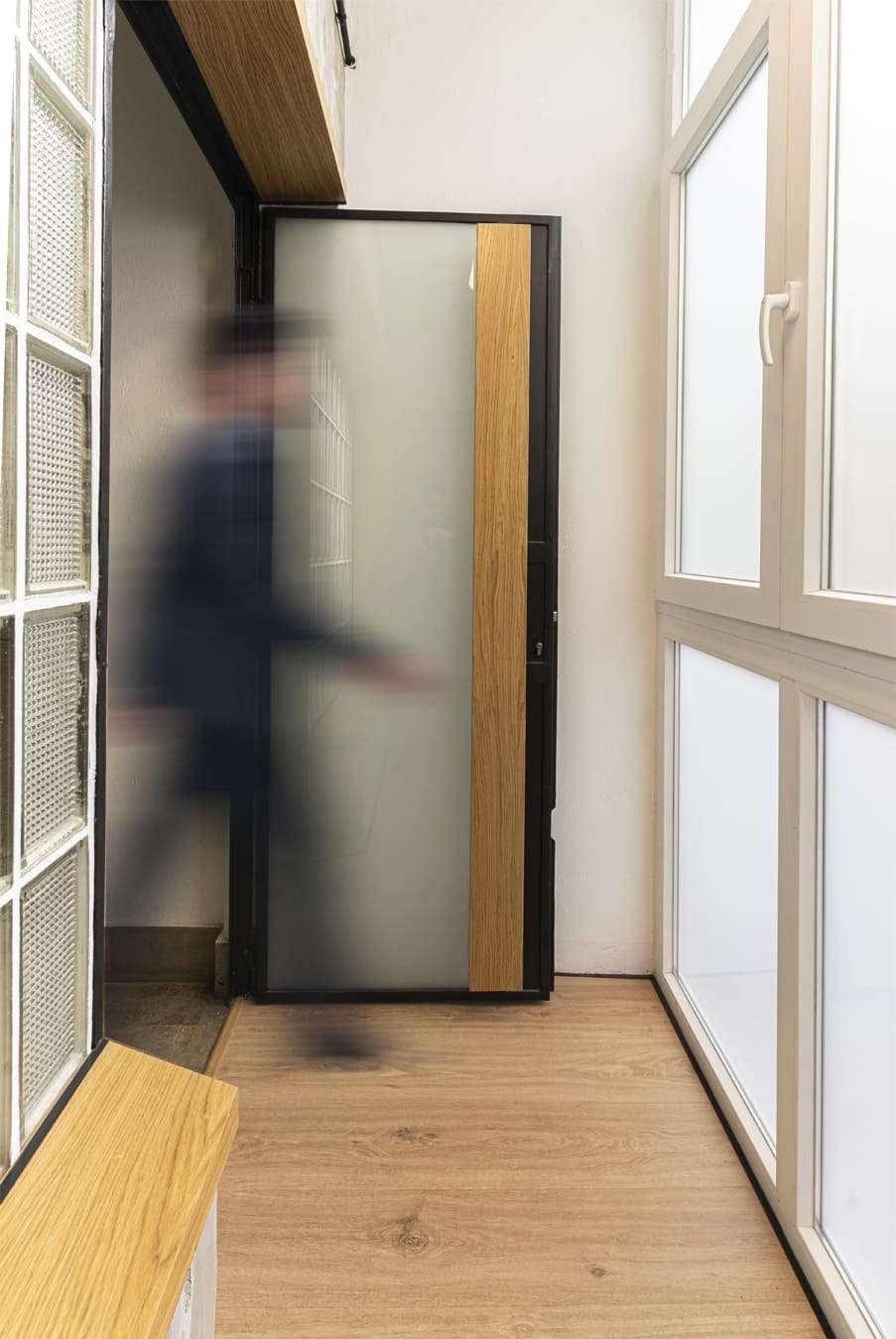 Vista del acceso al hall desde la escalera