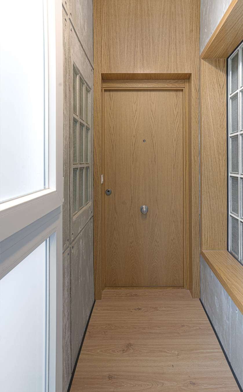 Vista frontal del hall y la puerta de entrada al despacho