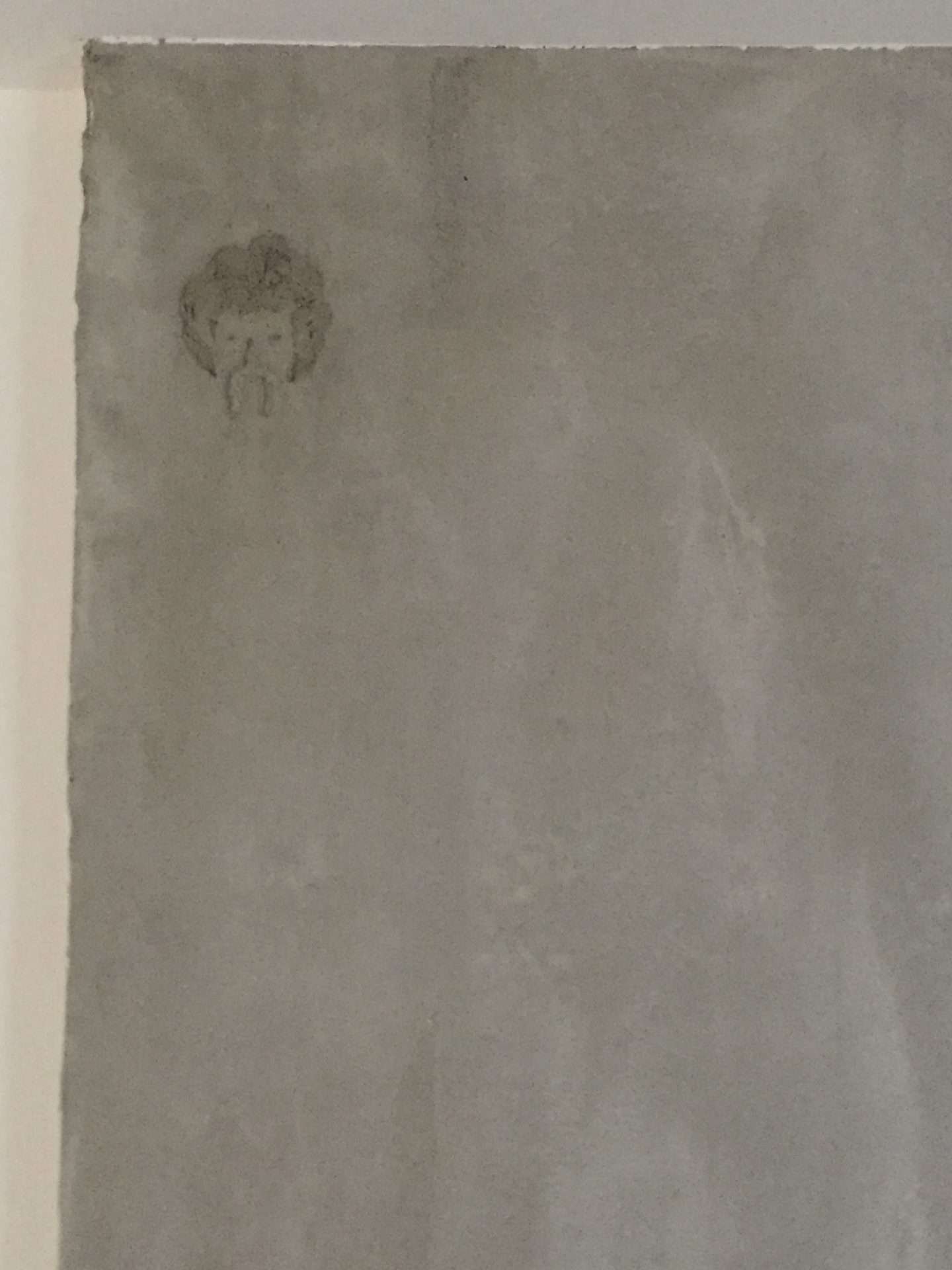 Detalle, firma del autor, en acabado imitación cemento