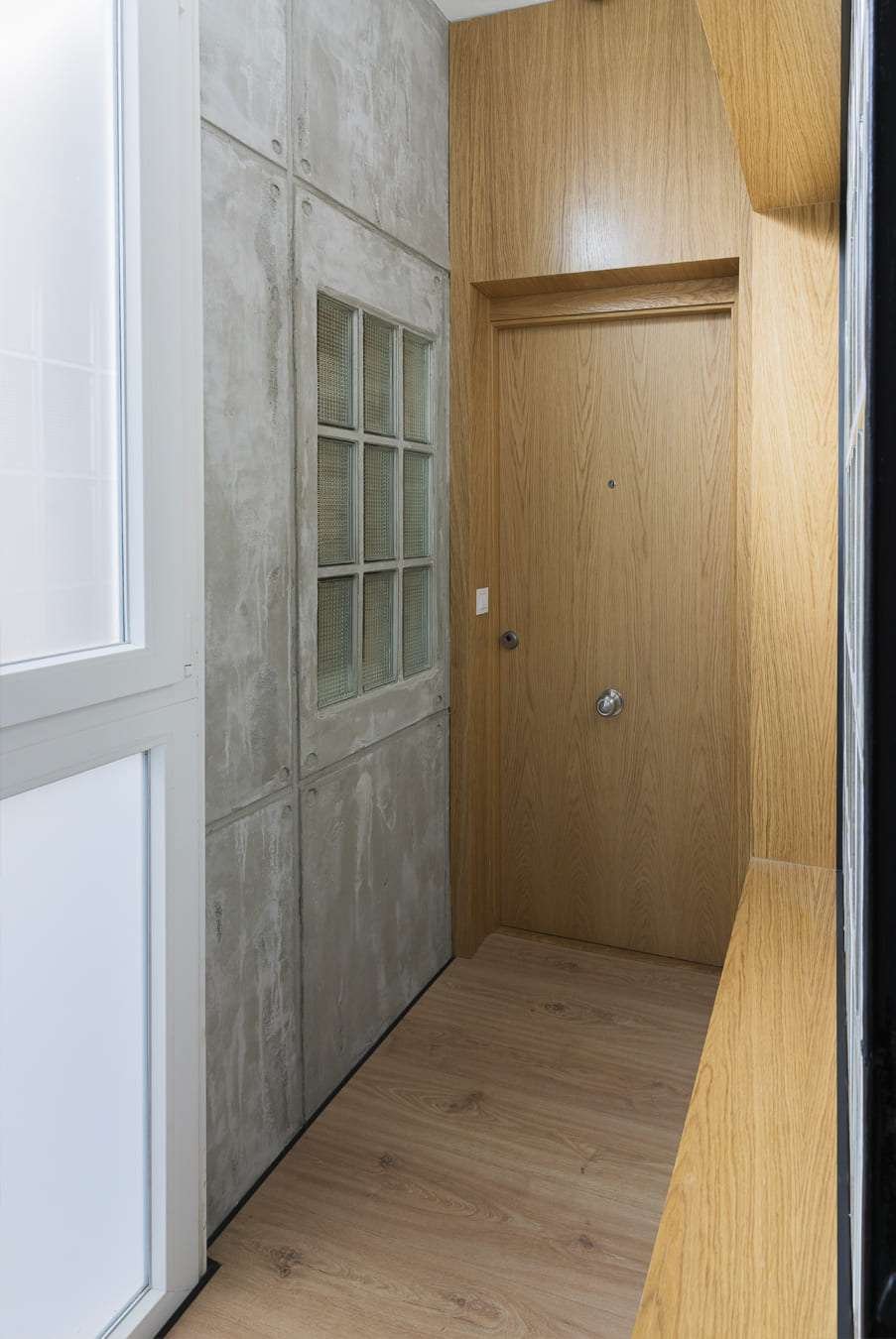 Imagen del hall con la puerta de entrada al despacho