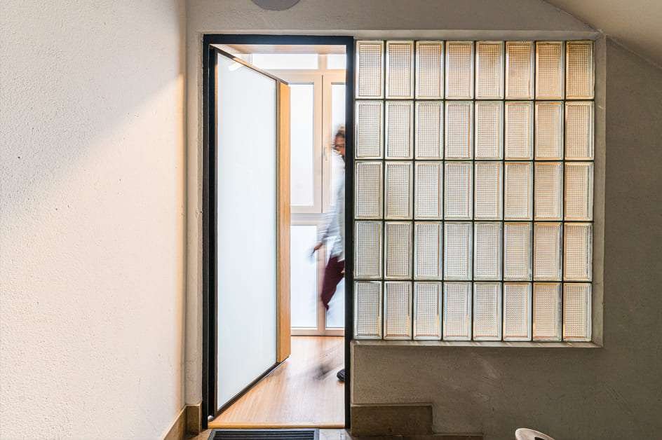 Entrada de acceso al hall del despacho ya reformada